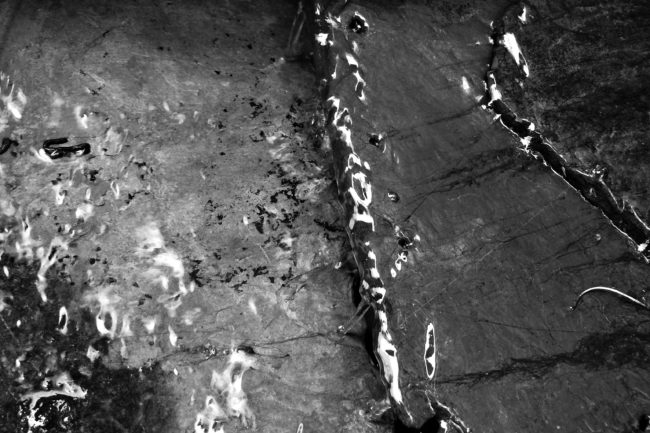 Bachdetail Wasser auf Schieferplatten Schwarz/Weiß