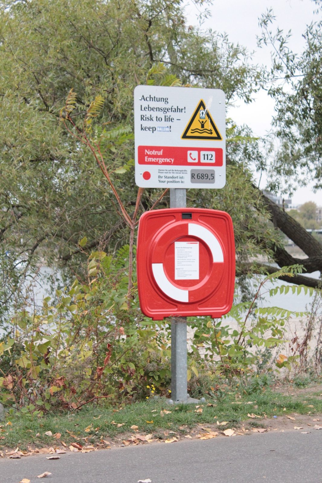 Rettungsring am Rhein