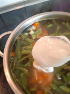 Sommerliche Bohnensuppe mit Joghurt